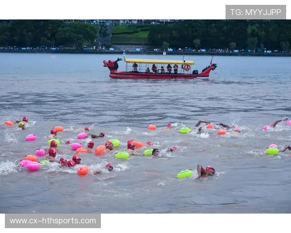 冬泳挑战赛选手跳水瞬间冻出白雾画面震撼 冬泳挑战赛选手跳水瞬间冻出白雾画面震撼