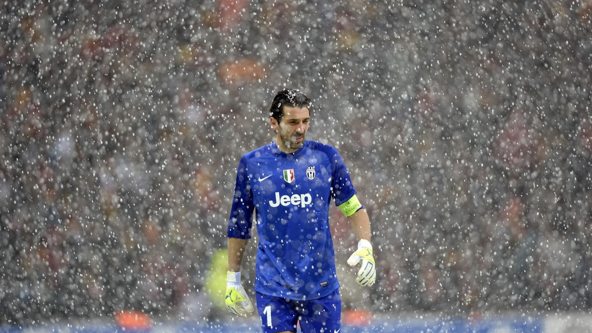 世界杯VAR首次大规模应用 判罚尺度与效率引发广泛讨论